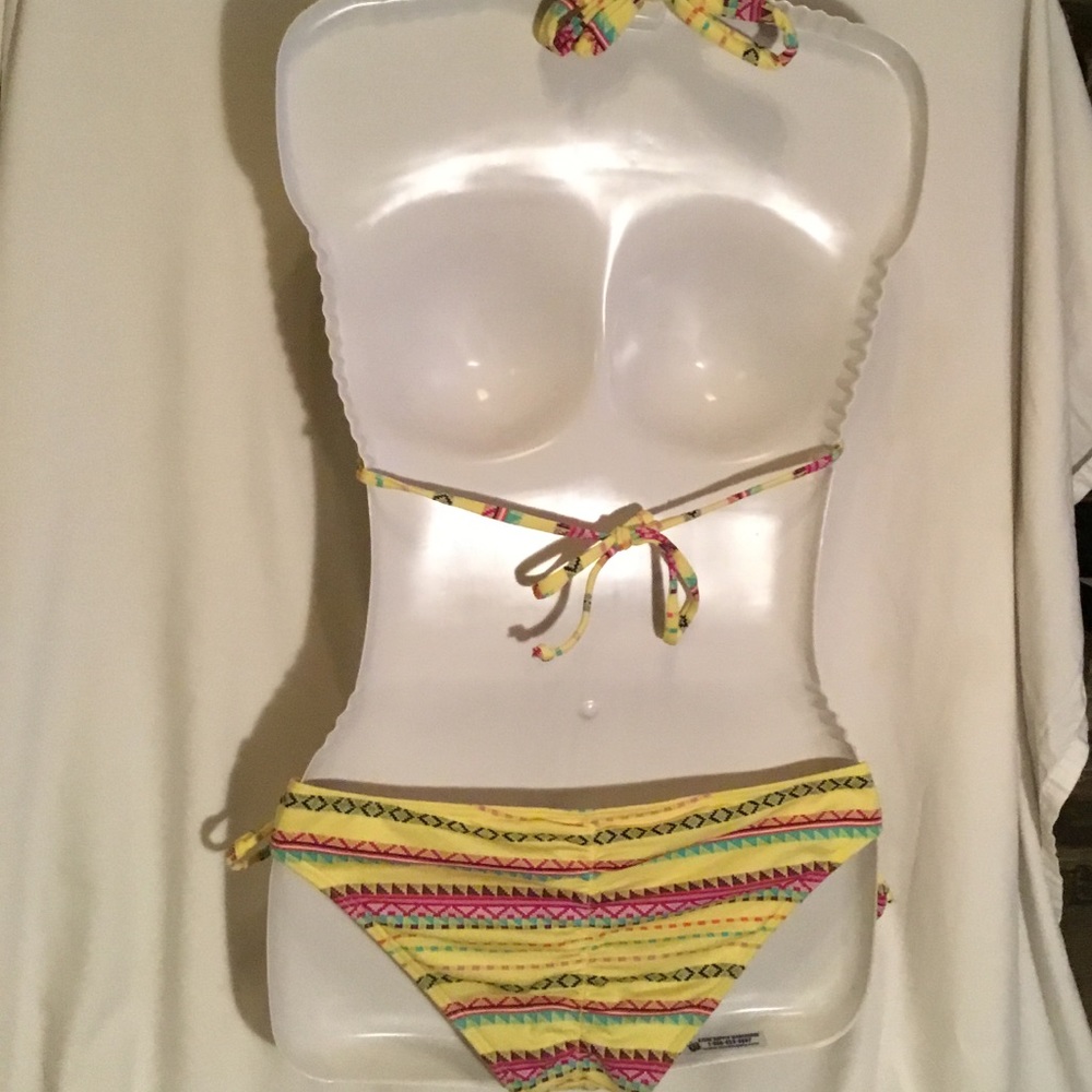 Bikini - Picture 2 of 7